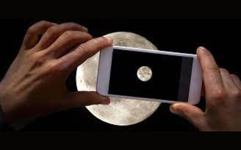 How to Take Pictures of the Moon with a Smartphone